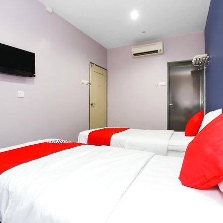Oyo 89332 De Hotel Teluk Intan Exterior foto